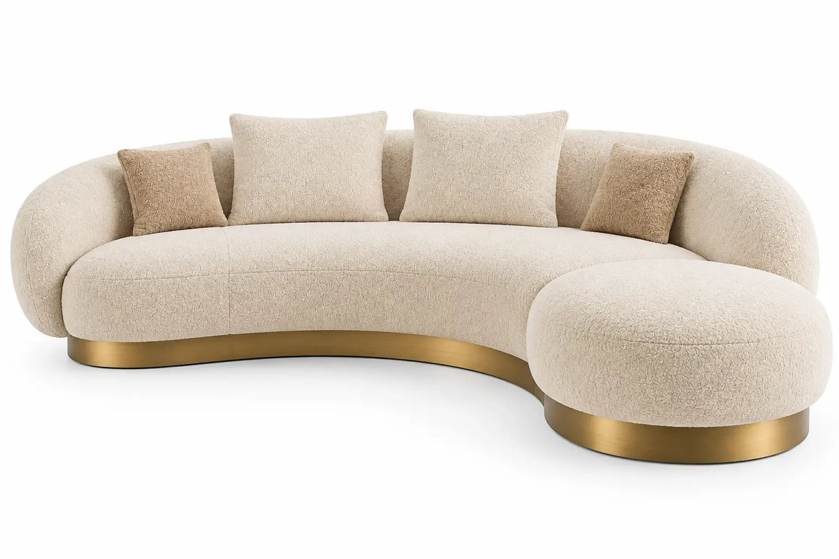 Sofá curvo tapizado de contorno redondeado, beige y dorado