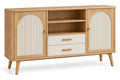 Mueble bajo para televisión con detalles de líneas verticales y estantes, marrón y blanco